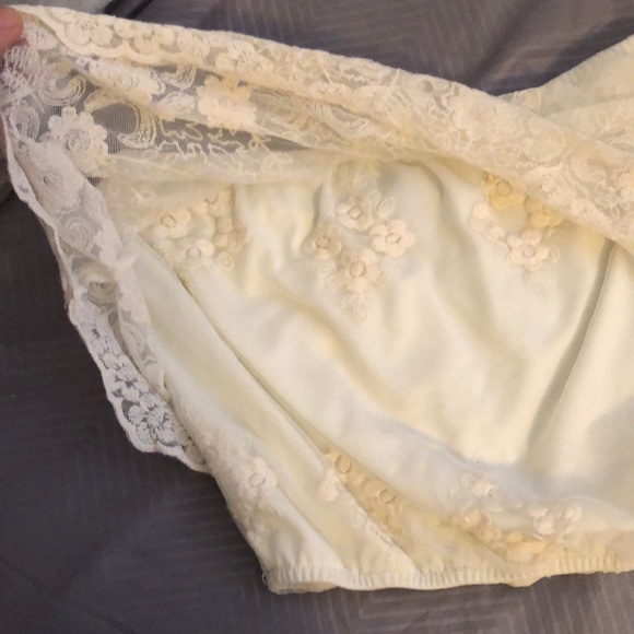 Flower embroidery crop top - Picture 3 of 3